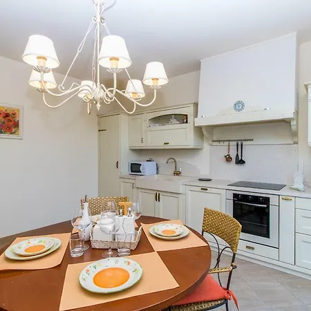 Apartment Tulipani 11 *